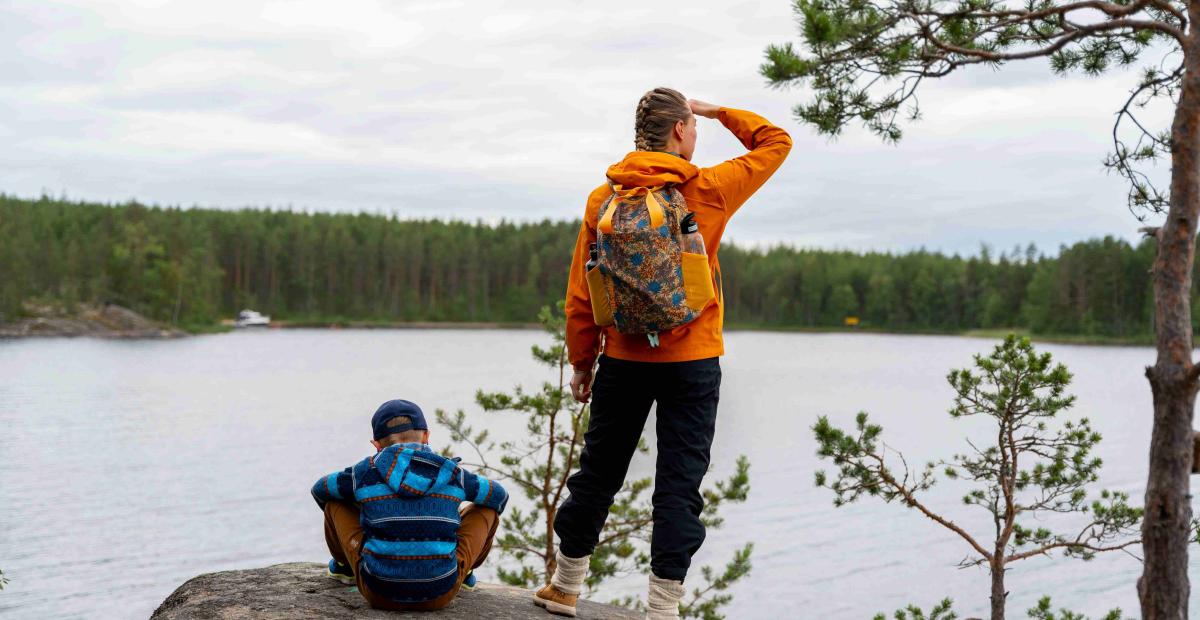 Retkeilijät kalliolla